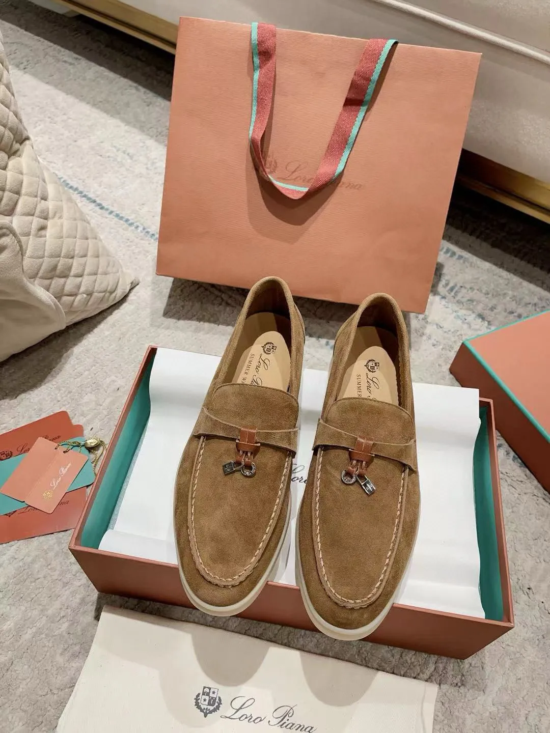 Factory price: 520💰4050 new color. Original purchase, 1⃣️: 1⃣️ folded and developed, Loro Piana professional model to try on feet, quality purchase level, flash sale of common products on the market, welcome to compare, original packaging. Fabric: Imported from Italy🐑High mercerized shearling, Lining: Hand-sewn mark thread in water-dyed cowhide imported from Italy🧵, high-end and elegant. Comfortable on the feet. Size: Women's 35-42 (41, 42) customized, non-returnable, men's 38-45 (46, 47, 48) customized, non-refundable. Fashionable boutiques that you can’t miss, a must-have item